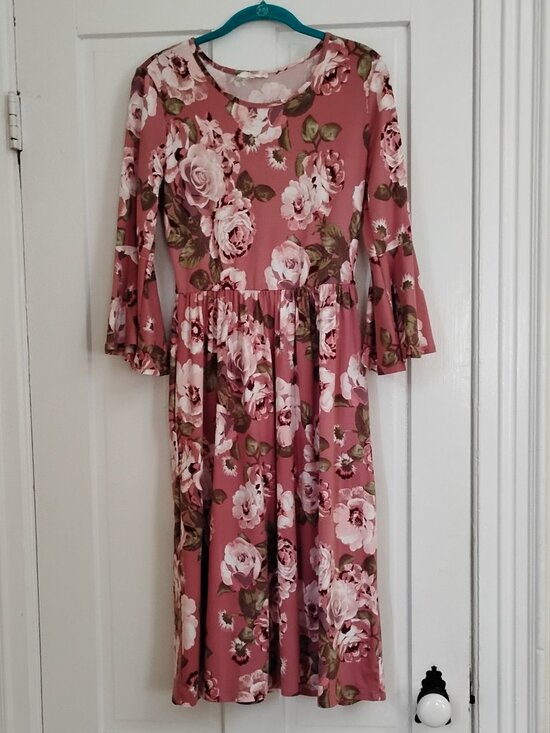 Reb and J Dresses & Skirts - Reb and J Bell Sleeve Floral Knit Dress